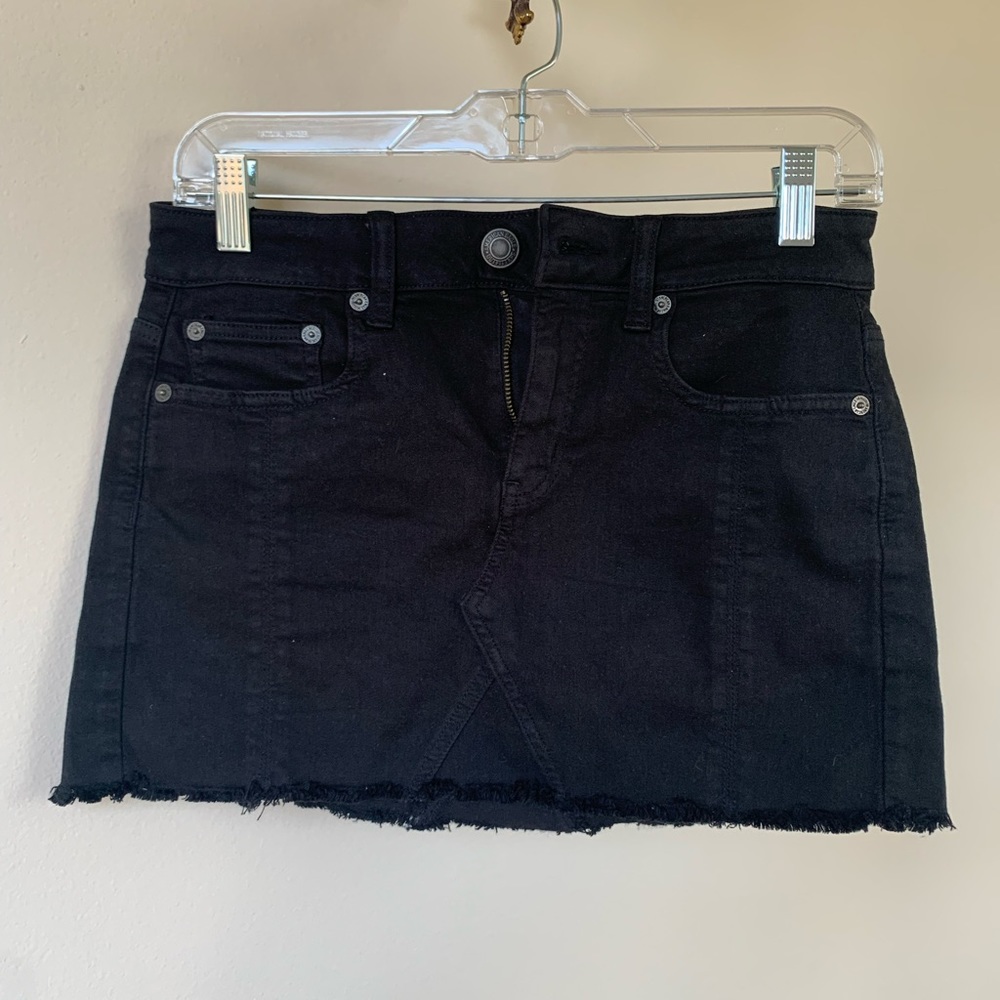 AMERICAN EAGLE BLACK SUPER STRETCH DISTRESSED DENIM MINI SKIRT, SIZE US 2 SHORT